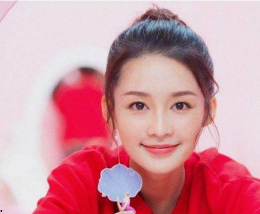 王子璇拍照吃瓜图片,意外成为网络热议焦点