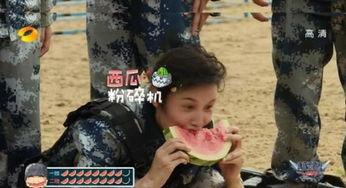 女的蹲着吃瓜,女性生活瞬间