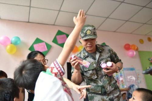 兵哥吃大瓜视频,揭秘军营里的那些趣事