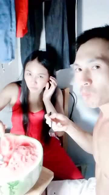 情侣在家吃瓜拍照,情侣在家吃瓜拍照，记录温馨日常