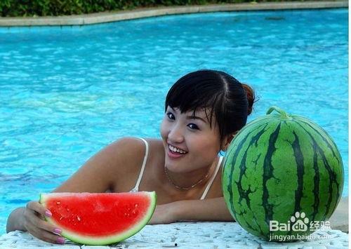 胖美女吃瓜,甜蜜滋味尽在心头