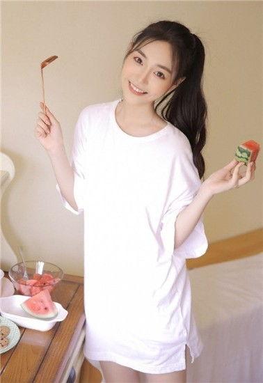 胖美女吃瓜,甜蜜滋味尽在心头