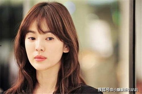 宋慧乔黑暗荣耀领奖吃瓜,意外成为吃瓜焦点