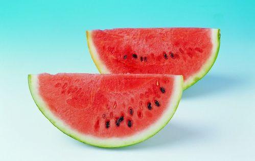 梦见吃西瓜分瓜给别人吃,共享西瓜，寓意着人际关系的和谐与分享