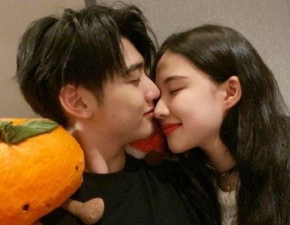 吃瓜过程男,男生吃瓜过程中的趣味瞬间