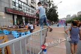 吃瓜爬护栏,揭秘网络热议背后的真相